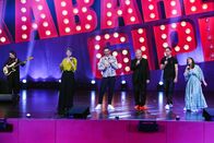 Kabarettgipfel – Sonja Pikart, Martin Frank, Andreas Vitásek, Gernot Kulis, Lydia Prenner-Kasper. Foto: ORF/E&A Film/Hubert Mican. Veröffentlichung honorarfrei nur für redaktionelle Berichterstattung in Sendungszusammenhang und mit Copyrightangabe. Kontakt: foto@orf.at