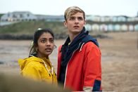 Alex Rider – Alex (Otto Farrant) will den Kopf frei kriegen und trifft während seines spontanen Surftrips auf Sabina (Charithra Chandran). Doch dann weckt ein gefährliches Ereignis böse Erinnerungen.