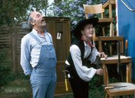 Löwenzahn Classics – In Peters (l.) Bauwagen ist der Holzwurm. Einige Teile müssen ausgetauscht werden. Peter freut sich, dass er die passenden Teile beim Schreiner (r.) bekommen hat.