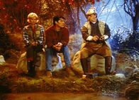 Dharma & Greg – Beim Angeln wollen Dharma (Jenna Elfman, l.) und Greg (Thomas Gibson, M.) Richter Harper (Paul Dooley) endlich die Wahrheit sagen._Titel: Dharma & Greg