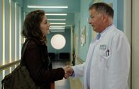 In aller Freundschaft – Anke Baumeister (Amy Benkenstein) lässt sich von Dr. Roland Heilmann (Thomas Rühmann) nicht dazu überreden, wenigstens noch ein MRT zu machen. Jetzt hat für sie die Organisation der Spendenveranstaltung für ein Leipziger Tierheim oberste Priorität. Wenn das vorbei ist, komme Anke gern wieder und Dr. Heilmann können sie von Kopf bis Fuß durchchecken.