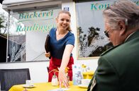 Hubert ohne Staller – Der tote Journalist Lothar Kolb wurde nackt in seinem PKW gefunden. Hubert und Girwidz (Michael Brandner, r.) denken bei einem Cappuccino, den ihnen s'Lenerl (Victoria Abelmann- Brockmann, l.) im "Rattlinger" serviert, über den neuen Fall nach.