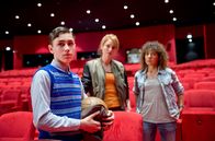 Großstadtrevier – Lennard (Riccardo Campione, l.) hat die Hauptrolle in dem Musical "Das Wunder von Bern" ergattert. Obwohl er weiß, dass sein Vater im Gefängnis sitzt, behauptet er gegenüber Nina Sieveking (Wanda Perdelwitz, M.) und Harry Möller (Maria Ketikidou, r.), dass sein Vater tot ist.