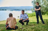 WaPo Bodensee – Jakob Frings (Max König, M.) und Julia Demmler (Wendy Güntensperger, r.) befragen Jan Hermann (Daniel Lommatzsch, l.), den Lebensgefährten des Geschäftspartners des toten Schwimmers.