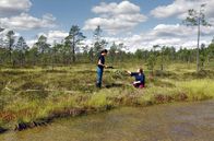 Paradiese aus Menschenhand – Renaturierung von Mooren in Lettland: Mit Baumaßnahmen und Vernässungen will man trockengelegte Moore wieder in ihre ursprüngliche Form verwandeln – man will der Natur helfen, sich selbst zu heilen.