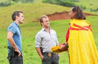 Hawaii Five-0 – Als bei der Nachstellung einer historischen Schlacht einer der Krieger ermordet aufgefunden wird, beginnen Steve (Alex O'Loughlin, l.) und Danny (Scott Caan, M.) mit den Ermittlungen und stoßen dabei auf Duke Lukela (Dennis Chun, r.). Doch hat er mit dem Mord etwas zu tun?