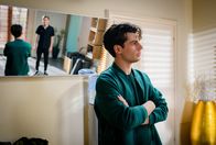 Sturm der Liebe – Elias (Orlando Lenzen, l.) will wissen, ob Leo (Aurel Klug, r.) ein Problem mit homosexuellen Menschen hat.
