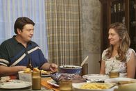 Young Sheldon – Die Ehe von George (Lance Barber, l.) und Mary (Zoe Perry, r.) wird durch einen Streit zwischen George und Meemaw auf eine harte Probe gestellt ...