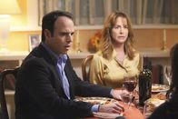 Desperate Housewives – Susan versucht alles, damit Julie ihr ungeborenes Kind nicht an Bill (Christopher Goodman, l.) und Debbie (Stephanie Erb, r.) abgibt ...