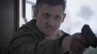 Obsession - Dunkles Verlangen – Richard (Greg Canestrari) with a gun.