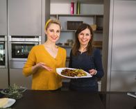 Silvia kocht – Silvia Schneider, Ilona Leitner („Zwiebelrostbraten mit Rosmarinkartoffeln und Zwiebelringen“).