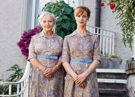 Das Fräuleinwunder – Im gleichen Look, v.li.: Stephanie Glaser als die alte Frida, Mona Petri als die junge Frida