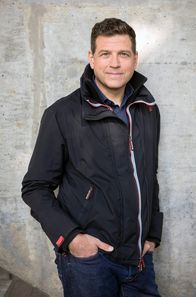 Engel fragt – "Was für ein Vertrauen" - so lautet das Motto des Deutschen Evangelischen Kircvhentags in diesem Jahr. Philipp engel will wissen, ob er hier Ideen finden kann, die in die Zukunft weisen. Wie schafft man es, mit Angst, Misstrauen und Fremdenfeindlichkeit umzugehen? Wie stellt man sich mit Mut der Zukunft?