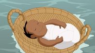 Chi Rho - Das Geheimnis – Ein Baby treibt in einem Korb den Fluss entlang.