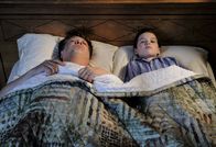 Young Sheldon – (v.li.) Lance Barber (George Cooper Sr.), Iain Armitage (Sheldon Cooper).
