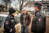 Notruf Hafenkante – Franzi (Rhea Harder-Vennewald, l.) und Hans (Bruno F. Apitz, r.) merken, dass mit Peter Badura (Josef Heynert, M.) etwas nicht stimmt. Er ist nervös und weicht ihren Fragen aus.
