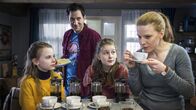 Die Pfefferkörner – Maja (Annika Martens, rechts) probiert in der Kontor-Küche neue Kaffeesorten. Alice (Emilia Flint, links), Mia (Marleen Quentin) und Sam (Ole Eisfeld) schauen zu und staunen.