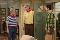 Two and a Half Men – Nachdem Herb (Ryan Stiles, M.) von Judith verlassen wurde, bläst er Trübsal. Walden (Ashton Kutcher, r.) und Alan (Jon Cryer, l.) machen sich Sorgen um ihn und versuchen, ihn aufzuheitern ...