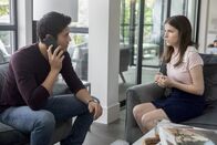 Nur ein kleiner Gefallen – Sean Townsend (Henry Golding, l.); Stephanie Smothers (Anna Kendrick, r.)