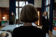 Tatort – Konfrontieren die Chefin der Anwaltskanzlei mit unangenehmen Fakten: Tessa Ott (Carol Schuler, l.) und Isabelle Grandjean (Anna Pieri Zürcher, r.)
