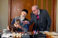 Rentnercops – Plocher (Michael Prelle, r.) nimmt Hund "Yoda" mit zum Holland-Trip mit Uta.