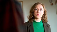 Neue Folgen - Staffel 4: Watzmann ermittelt – Sophia Strasser (Katharina Leonore Goebel) befragt Gitte Schiller zu ihrem verstorbenen Mann.