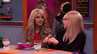Victorious – L-R: Tori Vega (Victoria Justice), Jade West (Elizabeth Gillies)