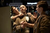 Tatort – ARD/WDR TATORT: DICKER ALS WASSER, Fernsehfilm Deutschland 2015, Regie: Kaspar Heidelbach, Autor: Norbert Ehry Uhr im ERSTEN. Freddy Schenk (Dietmar Bär, M) stellt nachts in Köln zwei Diebe (Hendrik Mohr, r und Nikolai Mohr, l) und gerät selbst in Gefahr.