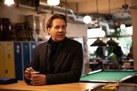 Der Alte – Im Obdachlosen-Café gibt es für Caspar Bergmann (Thomas Heinze) nicht nur heißen Kaffee, sondern auch neue Erkenntnisse.