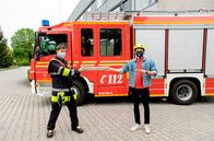 Checker Julian – Checker Julian mit Feuerwehrmann Michi