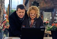 Rote Rosen – ARD ROTE ROSEN FOLGE 1244 Uhr im ERSTEN. Gunter (Hermann Toelcke, l.) sucht mit Hilfe von Erika (Madeleine Lierck-Wien, r.) nach Anhaltspunkten, was Merle wirklich interessieren könnte.