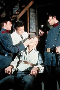 Ipcress - Streng geheim – Harry Palmer (Michael Caine, Mi.) befindet sich in Gefangenschaft des gesuchten Bösewichts Grantby, genannt Bluejay (Frank Gatliff, 2.v.r.), und seinen Handlangern.