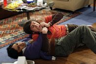 The Big Bang Theory – Howard Wolowitz (Simon Helberg, oben); Rajesh Koothrappali (Kunal Nayyar, unten)