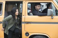 Scorpion – Nachdem Toby (Eddie Kaye Thomas, r.) einen wichtigen Hinweis von Happys Vater bekommen hat, was er tun sollte um ihr Herz zu gewinnen, will Toby Happy (Jadyn Wong, l.) ein wenig mehr Freiraum lassen - er versucht es zumindest ...