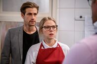 Sturm der Liebe – Laleu (Jürgen Fischer, r.) konfrontiert Josie (Lena Conzendorf, M.) und Paul (Sandro Kirtzel, l.) damit, dass er den Betrug gesehen hat.