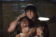 John Rambo – Ohne viele Worte erledigt er einen Feind nach dem anderen: Rambo (Sylvester Stallone, r.) ...
