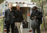 Navy CIS – Wollen den Hafenmörder zur Strecke bringen: NCIS Special Agent Earl Stark (Sarah Jane Morris, l.), NCIS Special Agent Sam Hanna (Matthew Willig, M.) und NCIS Special Agent Kensi Blye (Alimi Ballard, r.) ...