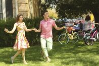 The Middle – Lassen die vergangene Zeit auf besondere Weise Revue passieren: Sue (Eden Sher, l.) und Brad (Brock Ciarlelli, r.) ...