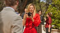 Maxima – Maxima (Delfina Chaves) fotografiert auf einer Party und fällt dem Prinzen Willem-Alexander (Martijn Lakemeier) ins Auge.