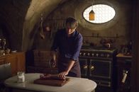 Hannibal – Unter den wachsamen Augen mehrerer Strafverfolger treibt Hannibal (Mads Mikkelsen) weiterhin sein mörderisches Unwesen ...