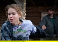 Winters Knochen – Als der Nachbar Blond (William White) anbietet, sich um Rees (Jennifer Lawrence) Geschwister zu kümmern, befürchtet sie das Schlimmste.