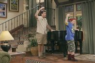 Two and a Half Men – Jake (Angus T. Jones, r.) gibt Charlie (Charlie Sheen, l.) Unterricht in Ballett ...