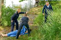 WaPo Bodensee – Nele Fehrenbach (Floriane Daniel, l.) versucht zu verhindern, dass Paul Schott (Tim Wilde, r.) die in Folie verpackte Leiche zu Gesicht bekommt. Als Paul Schott die Tote erkennt, gerät sein Leben aus den Fugen.