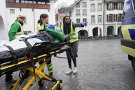Puls – Puls Leben retten, Mut zeigen – Wie lerne ich Zivilcourage? Tama Vakeesan (r.): Nach einem Nothelferkurs lässt sie sich zur First Responderin weiterbilden und stellt ihr Können schliesslich bei einem (simulierten) Herzstillstand unter Beweis. Copyright: SRF