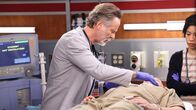 Chicago Med – Chicago Med Staffel 8 Folge 7 Er versorgt einen besonderen Patienten: Steven Weber als Dr. Dean Archer Copyright: SRF/NBC Universal