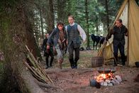 Outlander - Die Highland-Saga – (v.li.): Paul Gorman (Josiah / Keziah Beardsley), Sam Heughan (Jamie Fraser).