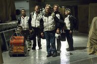 Navy CIS – Werden bei ihren Ermittlungen mit einem gefährlichen Virus, der hoch ansteckend ist in Gefahr gebracht: Gibbs (Mark Harmon, M.), McGee (Sean Murray, 2.v.l.), Ziva (Cote de Pablo, l.), Tony (Michael Weathely, 2.v.r) und Ducky (David McCallum, r.) ...