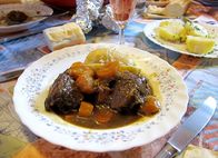 Zu Tisch ... – Nachdem sie zwei Stunden in Bier gekocht wurde, ist das Rindfleisch der flämischen Karbonade ganz besonders zart.