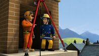 Feuerwehrmann Sam – Tom Thomas erklärt Elvis, wie er sich beim Abseilen verhalten muss.