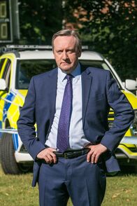 Inspector Barnaby – DCI John Barnaby (Neil Dudgeon) ermittelt im Fall des getöteten Besitzers eines Rugby-Clubs und erinnert sich bei dieser Gelegenheit gern an seine Zeit als aktiver Spieler.